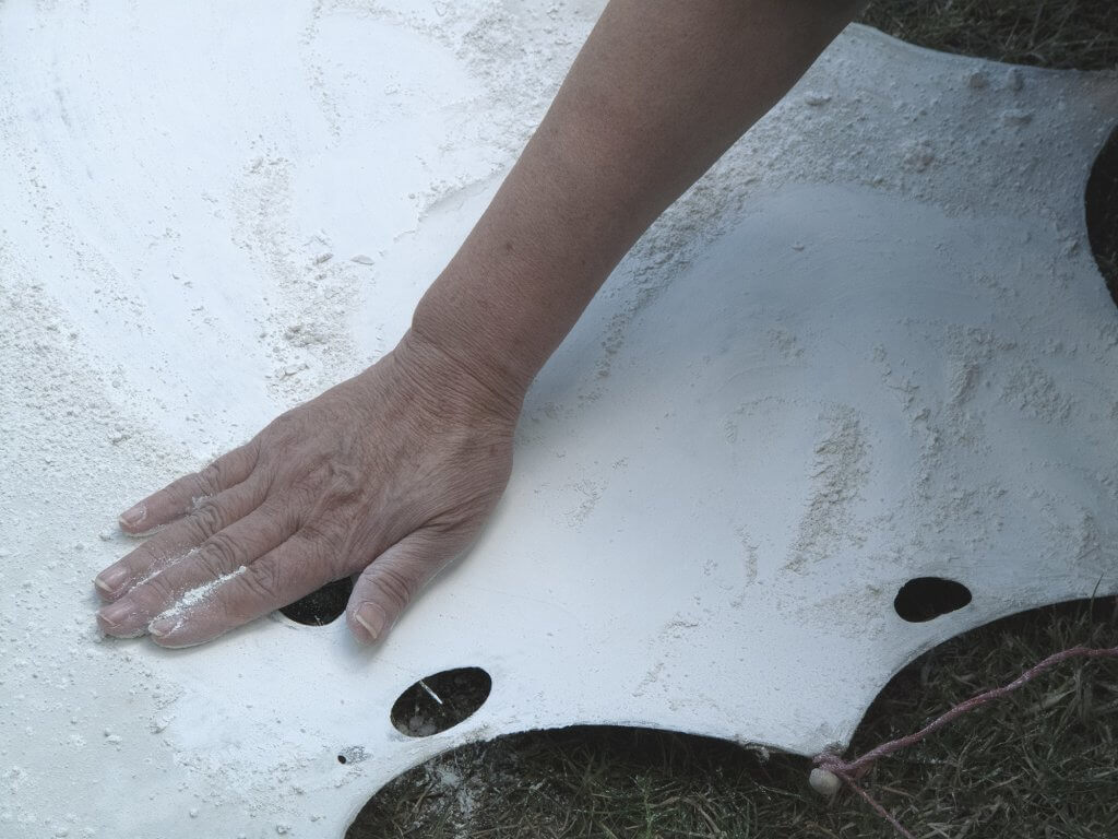 Hand rubing chalk